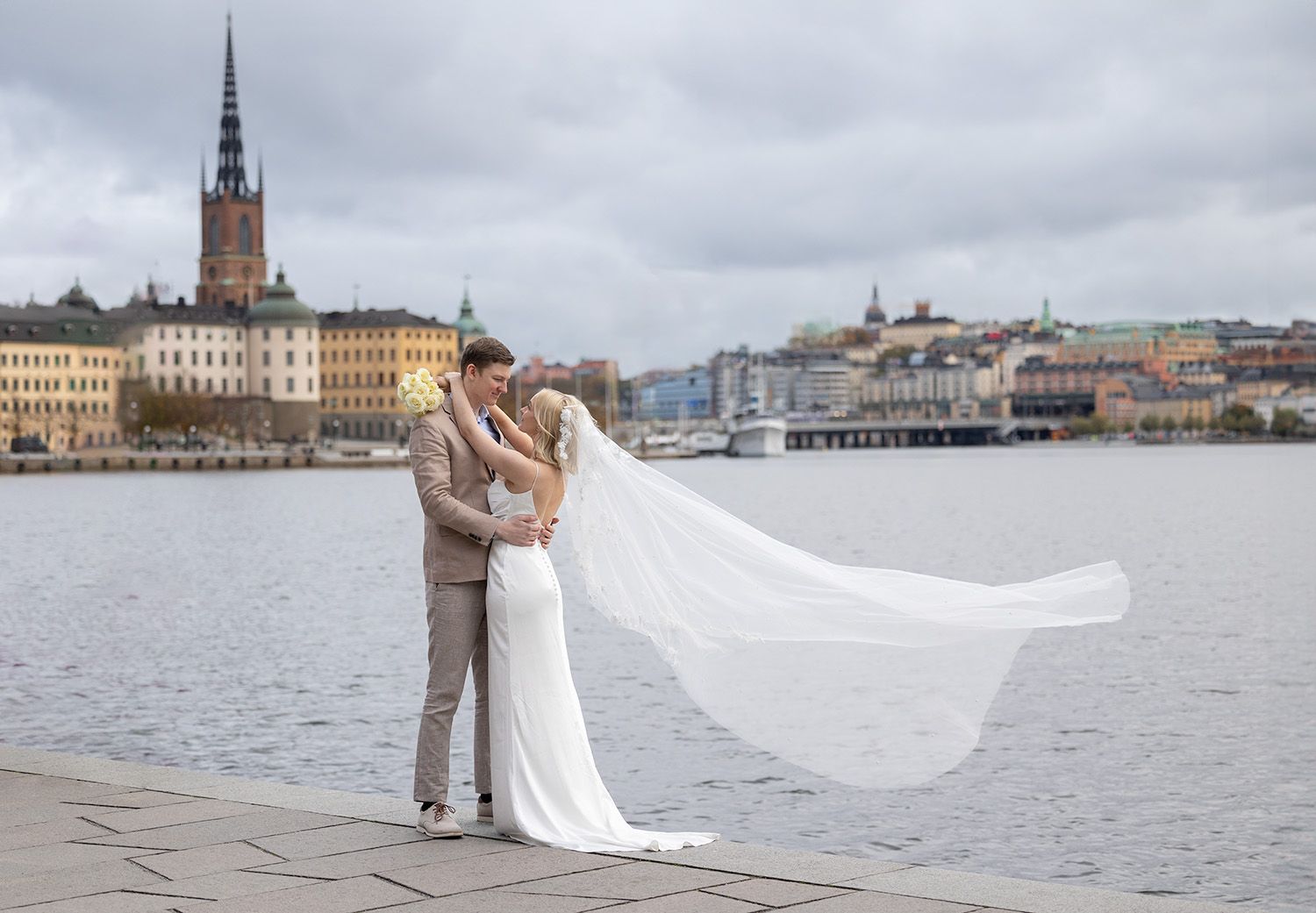 Brudpar med blomsterkransar i svartvitt