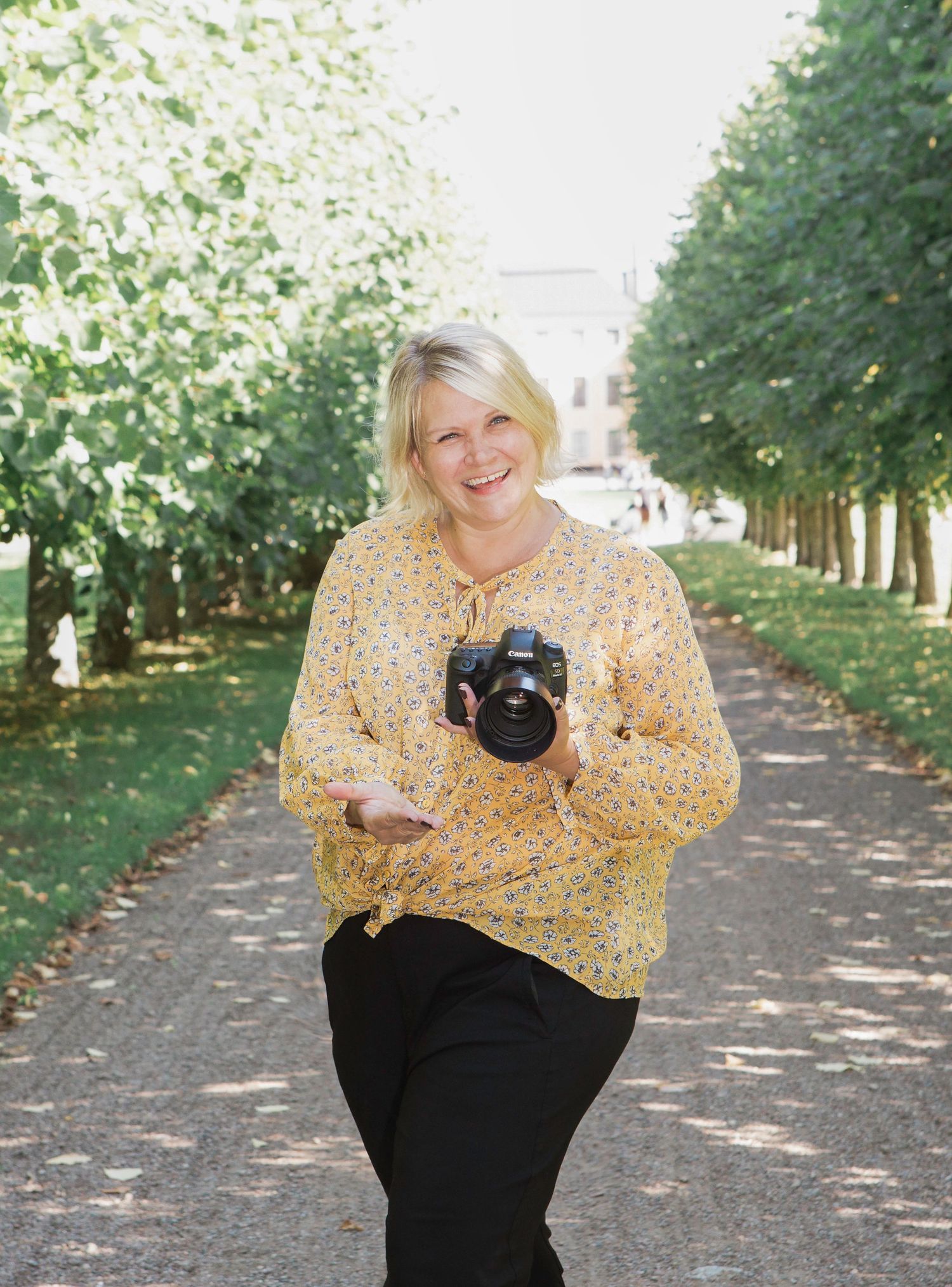 Fotograf med kamera i Ulriksdals slottspark