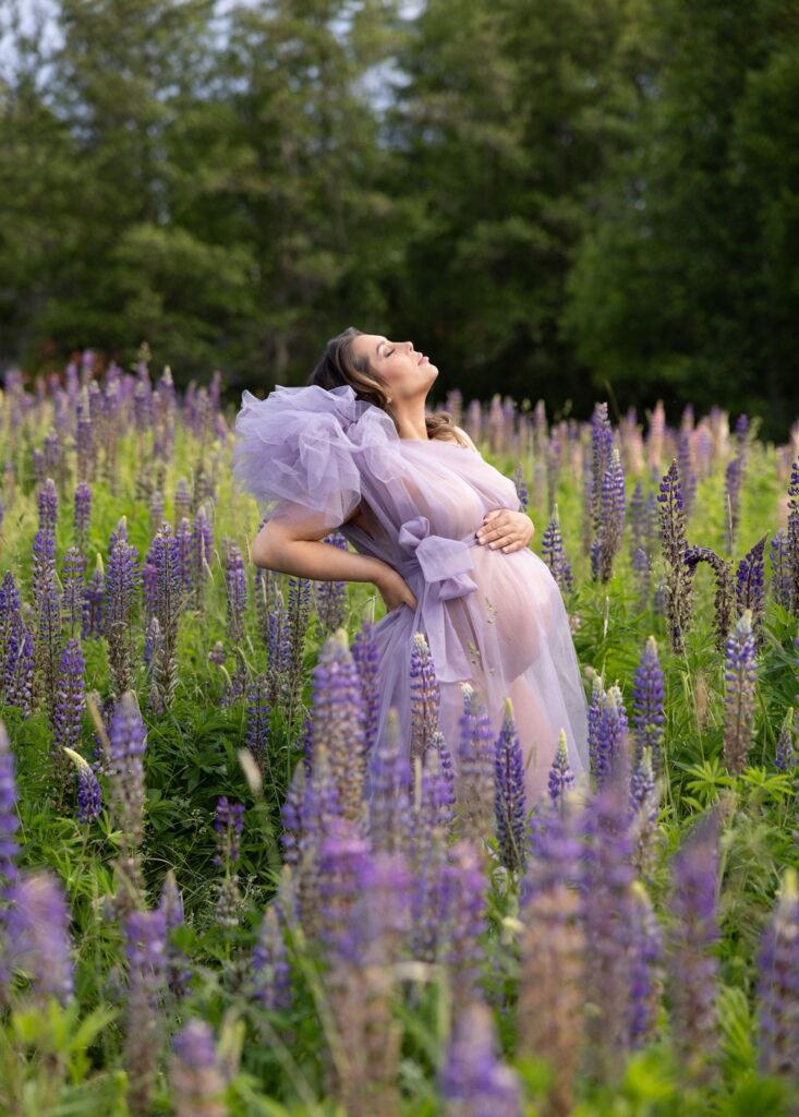 Gravidfotografering i lavendel klanning i lupinfalt