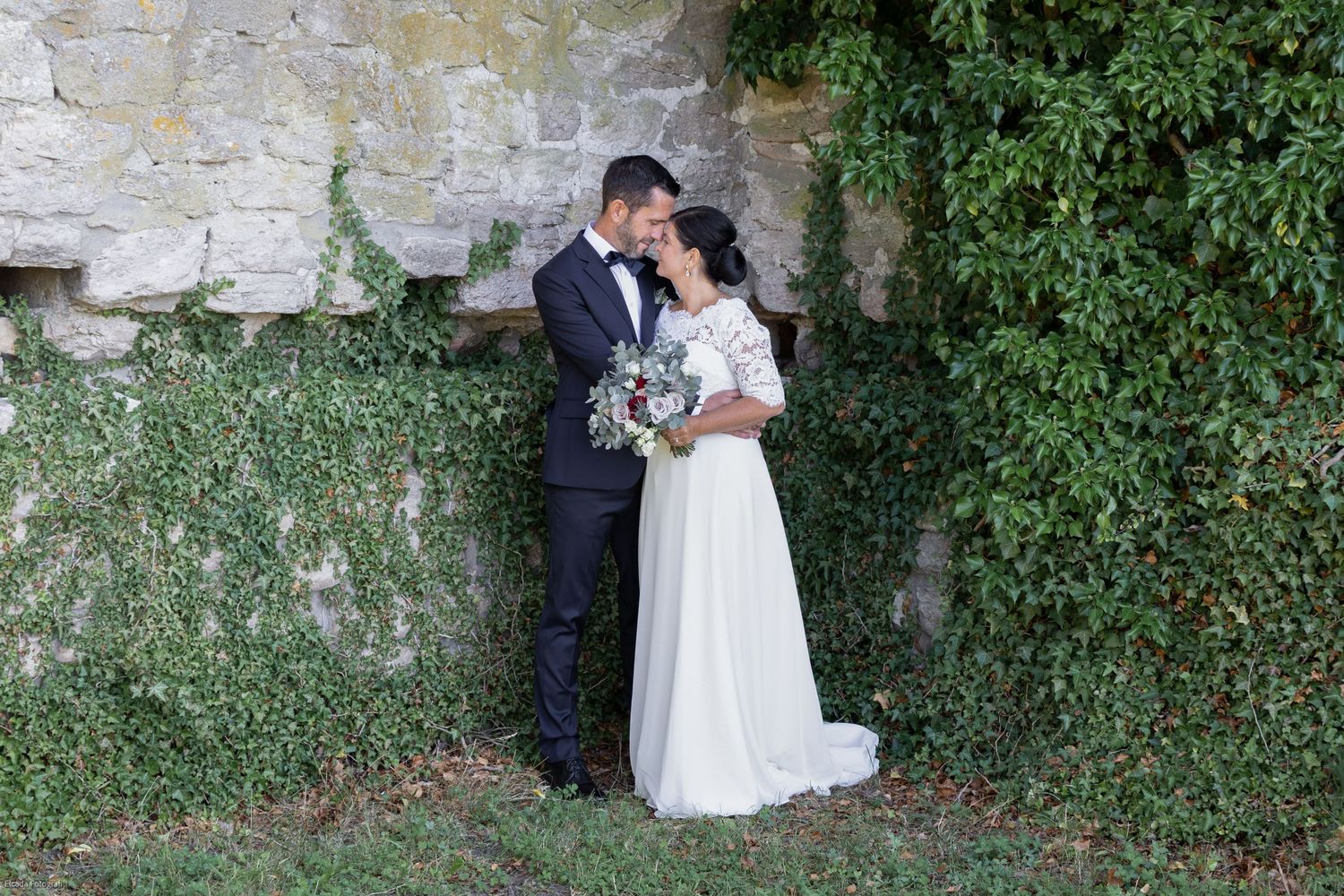 Bröllopsfotografering vid ruin på Gotland, Eksta kusten