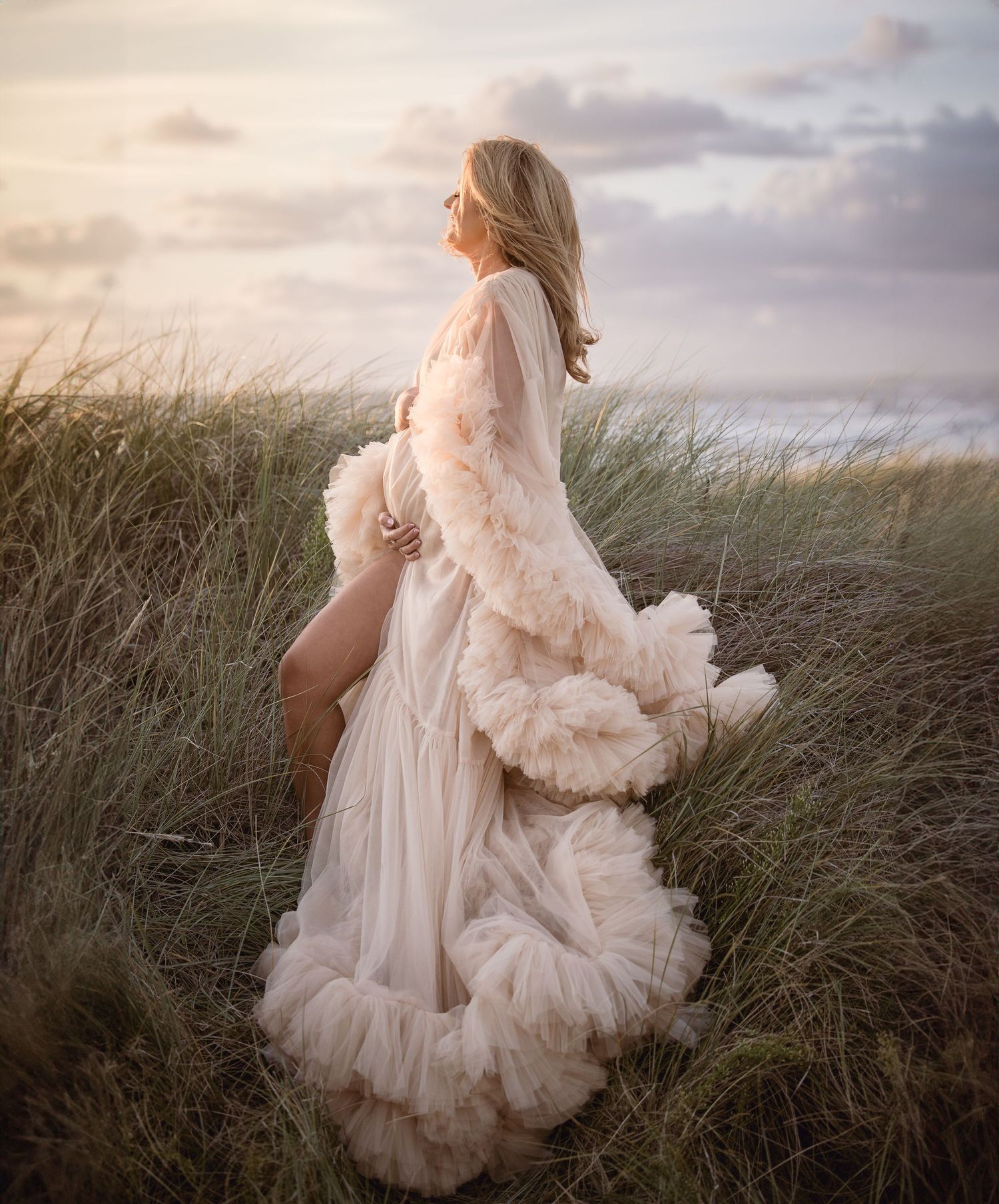 Gravidfotografering bland sanddyner