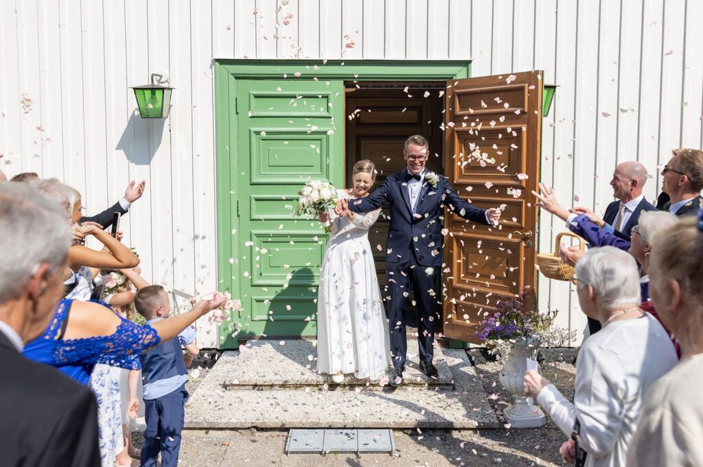 Konfettiregn utanför Muskö kyrka