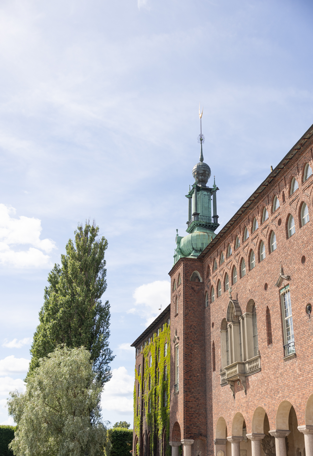 Stadshusets torn mot blå himmel