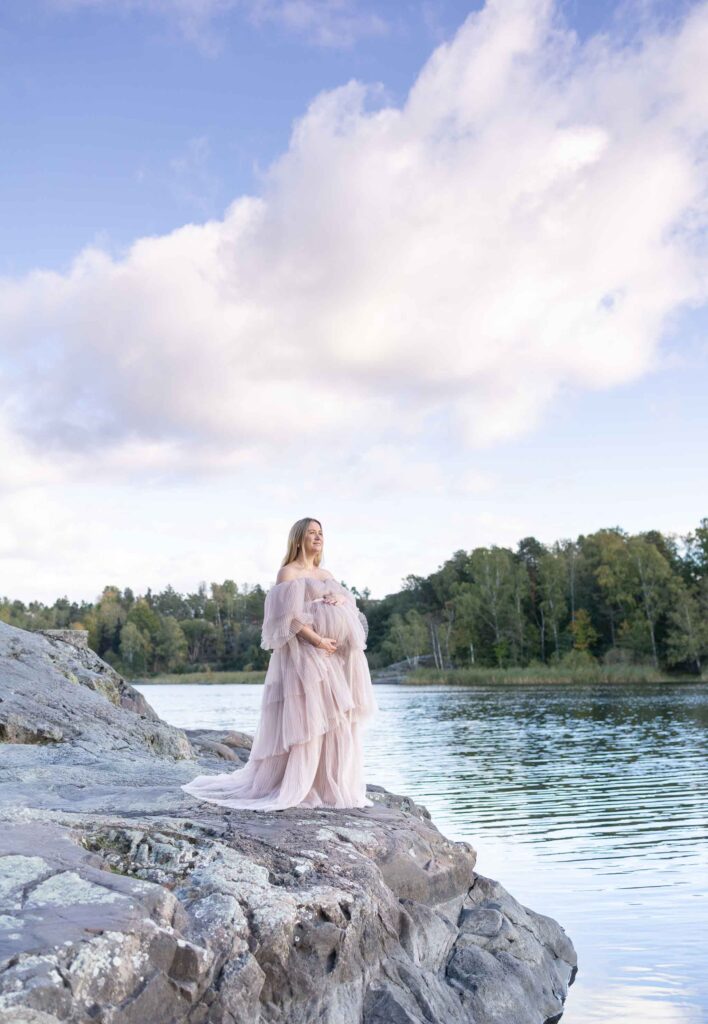 Gravidfotografering MINI, rosa klänning vid vattnet